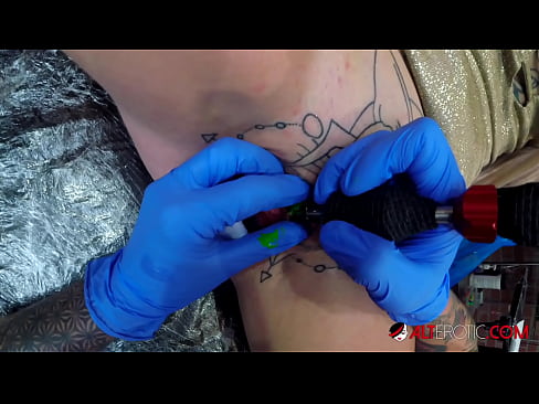 ❤️ Fìor tattooed hottie Sully Savage fhuair tattoo air a clitoris ️❌ Porno leinn ❌❤
