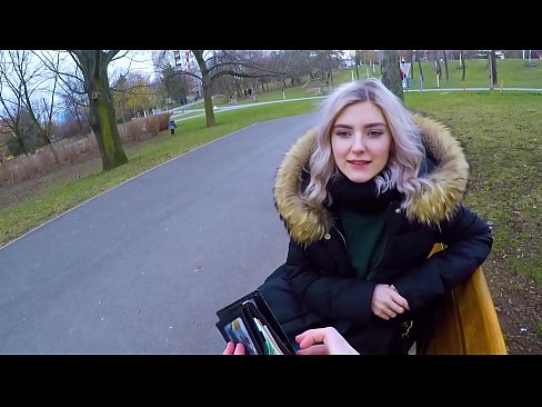 ❤️ Swallows hot cum coigreach airson airgead - blowjob anns a 'phàirc le Eva Elfie ️❌ Porno leinn ❌❤